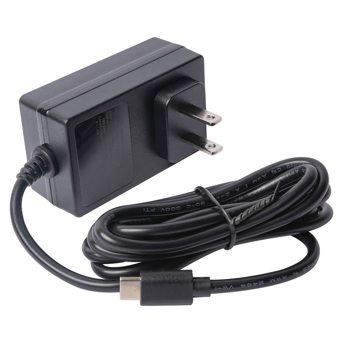 Cargador o fuente de alimentación USB-C de color negro con enchufe tipo americano y cable enrollado, aislado sobre fondo blanco.