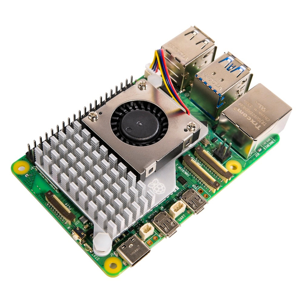 Placa base Raspberry Pi 5 verde con un disipador de calor