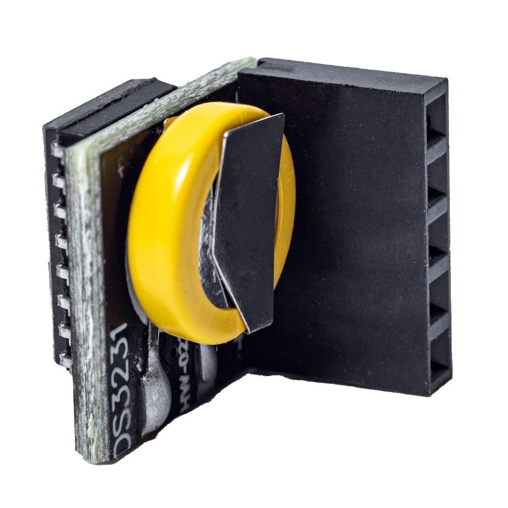 Módulo DS3231 RTC con pila de botón amarilla de respaldo y conector hembra de pines para conexión a una placa de desarrollo.
