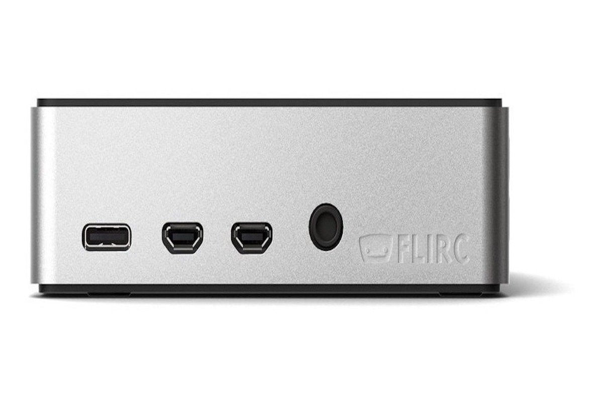 Silver Flirc case for Raspberry Pi 4 with USB-C, micro HDMI, and audio ports, electronics enclosure. - Kit Raspberry Pi 4 Flirc - Microbot México - 1GB