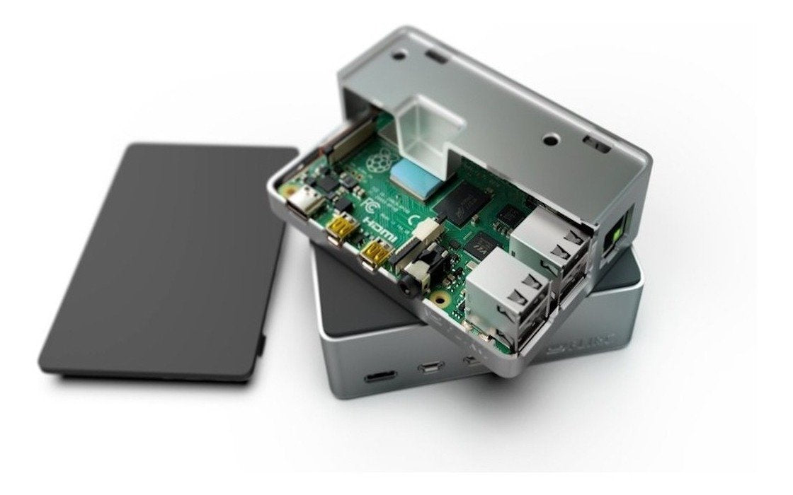 Compact Raspberry Pi 4 Flirc case in aluminum with Raspberry Pi board inside, ideal for electrónica projects with. - Kit Raspberry Pi 4 Flirc - Microbot México - 1GB