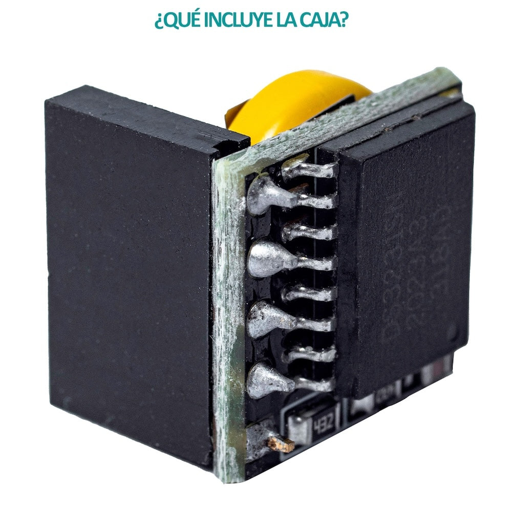 Módulo o componente electrónico miniatura de color negro con condensador amarillo y pines de soldadura, con la pregunta '¿QUÉ INCLUYE LA CAJA?